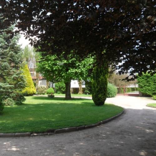 1 Directeur 1 secretaire de direction