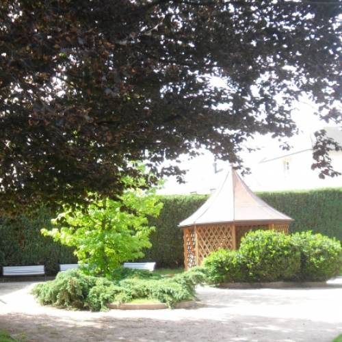 1 Responsable hébergement et vie sociale 14 agents de service hospitalier 1 Animatrice 1 Responsable technique